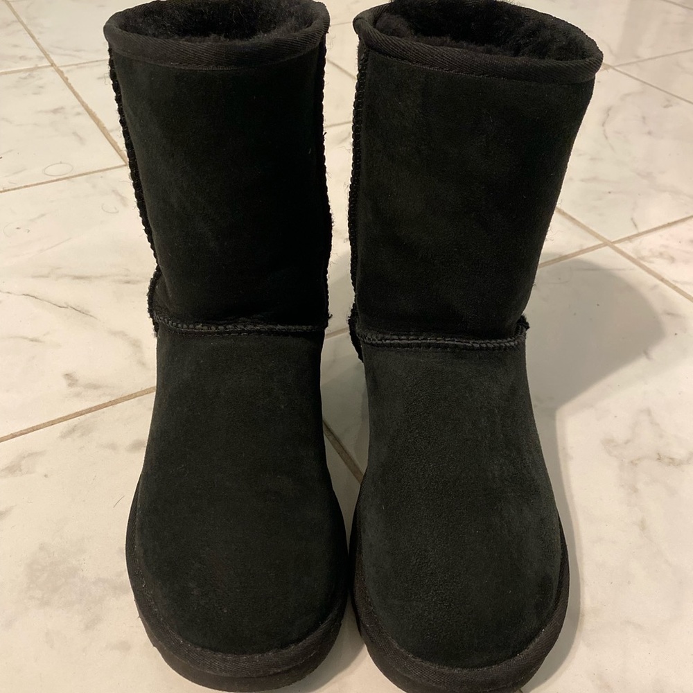 WOMENS UGG CLASSIC SHORT II - BLACK